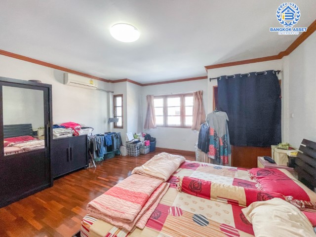 ทาวน์โฮมมือสองย่านกรุงเทพฯ ซอยนาคนิวาส37 แยก 1-8 เนื้อที่กว้าง 21.30 ตร.ว. พร้อมฟังก์ชัน 4 ห้องนอน 3 ห้องน้ำ ที่จอดรถ 1 คัน ภายในตกแต่งสวย ทำเลใจกลางเมือง รายล้อมด้วยสิ่งอำนวยความสะดวก เชื่อมต่อถนนประเสริฐมนูญกิจ ถนนรามอินทรา ใช้เวลาเพียง 11 นาทีถึงทางด่วน"ฉลองรัช"